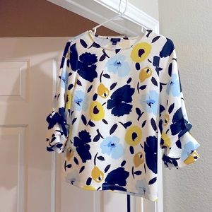 Multi-colored blouse with ruffled sleeves